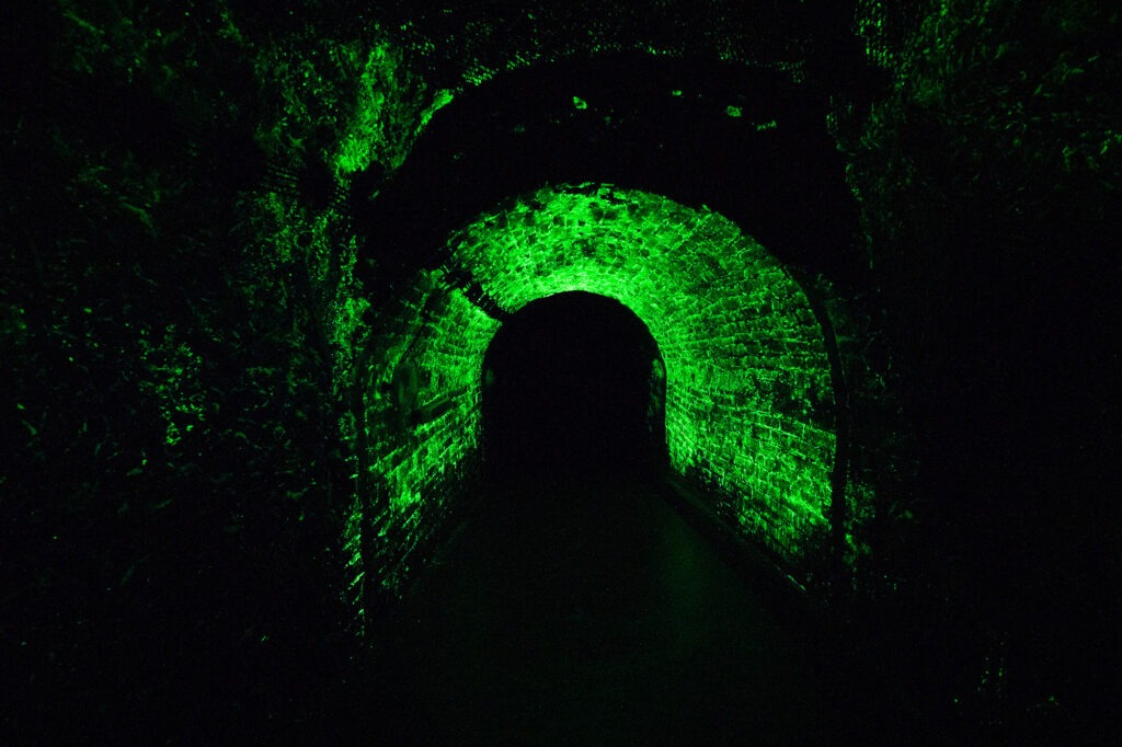 jihlavské katakomby - svítící chodba