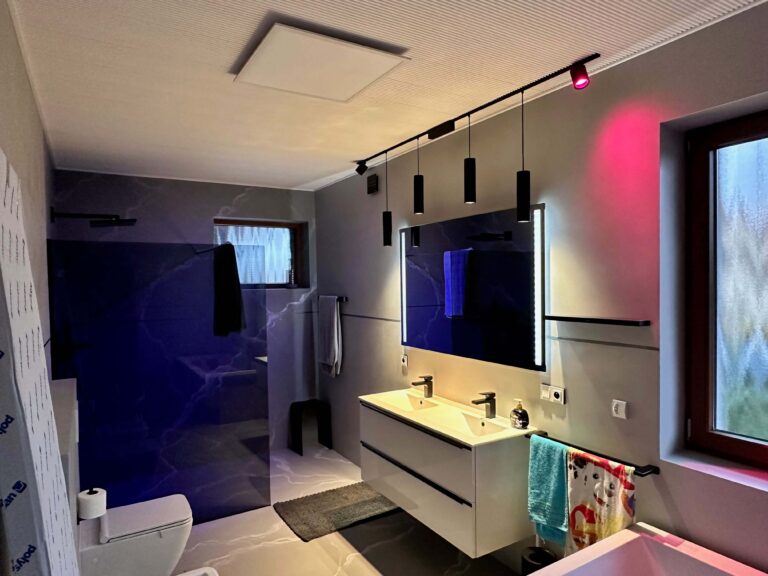 Proč máme v koupelnách stěrky místo obkladů?