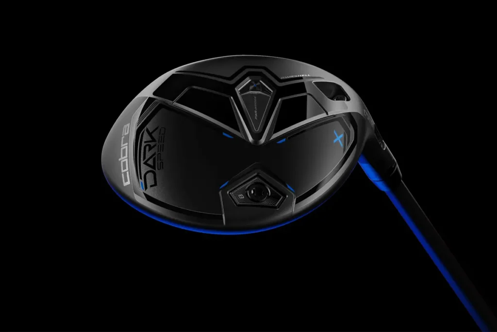 Moderní černý golfový driver Cobra Darkspeed X s modrými akcenty, nastavitelnými váhovými porty a aerodynamickým designem na černém pozadí.
