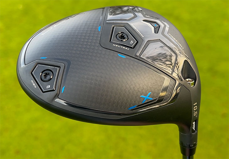 Detailní pohled na černý golfový driver Cobra s modrými akcenty, nastavitelnými hmotnostmi pro kontrolu rotace a označením 10.5° loft na spodní straně hlavy hole.
