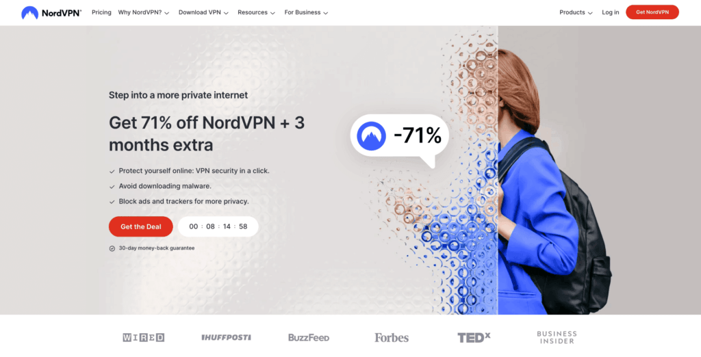 Webová stránka NordVPN nabízející 71% slevu a 3 měsíce navíc. Dále obsahuje výhody jako ochranu VPN, blokování reklam a sledování, a ikony recenzí od známých médií.