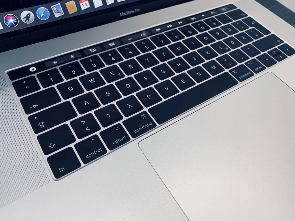 Detailní pohled na klávesnici MacBook Pro s viditelnými klávesami Command, Option a Control, ideální pro demonstraci klávesových zkratek macOS.