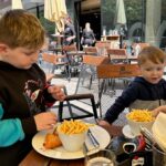 Nedělní oběd v Kolkovně: Čůrání a trapasy na terase