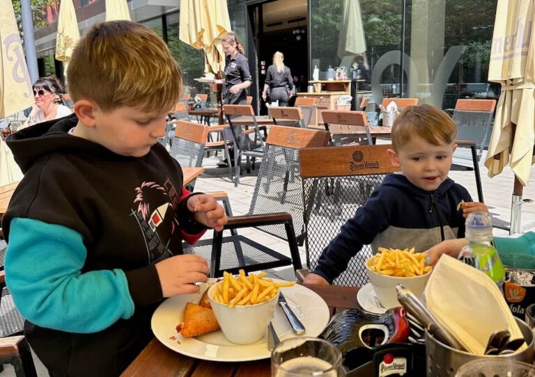 Nedělní oběd v Kolkovně: Čůrání a trapasy na terase