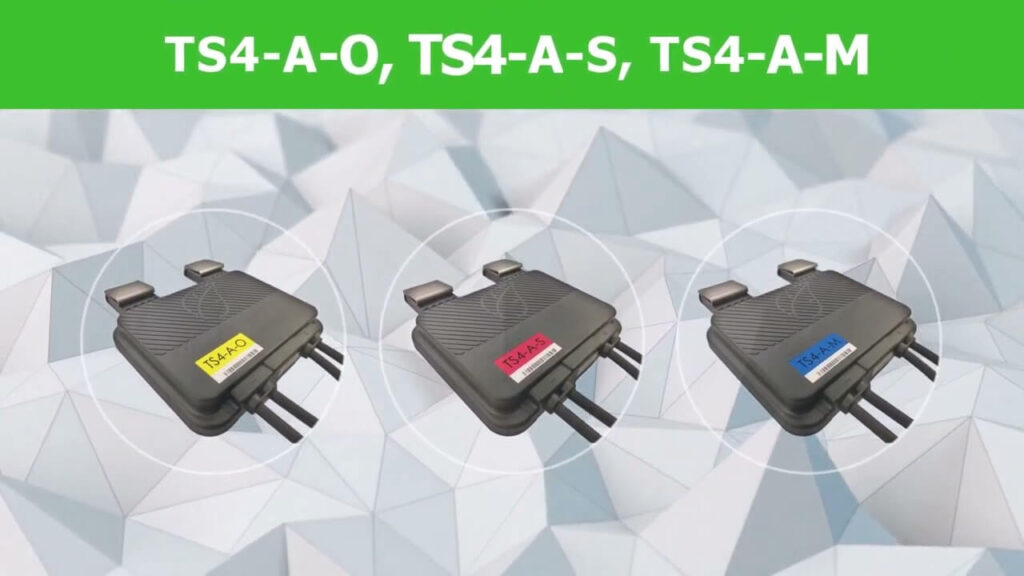 Trojice optimalizátorů Tigo modely TS4-A-O, TS4-A-S, TS4-A-M na geometrickém pozadí, ukazující různé funkční varianty