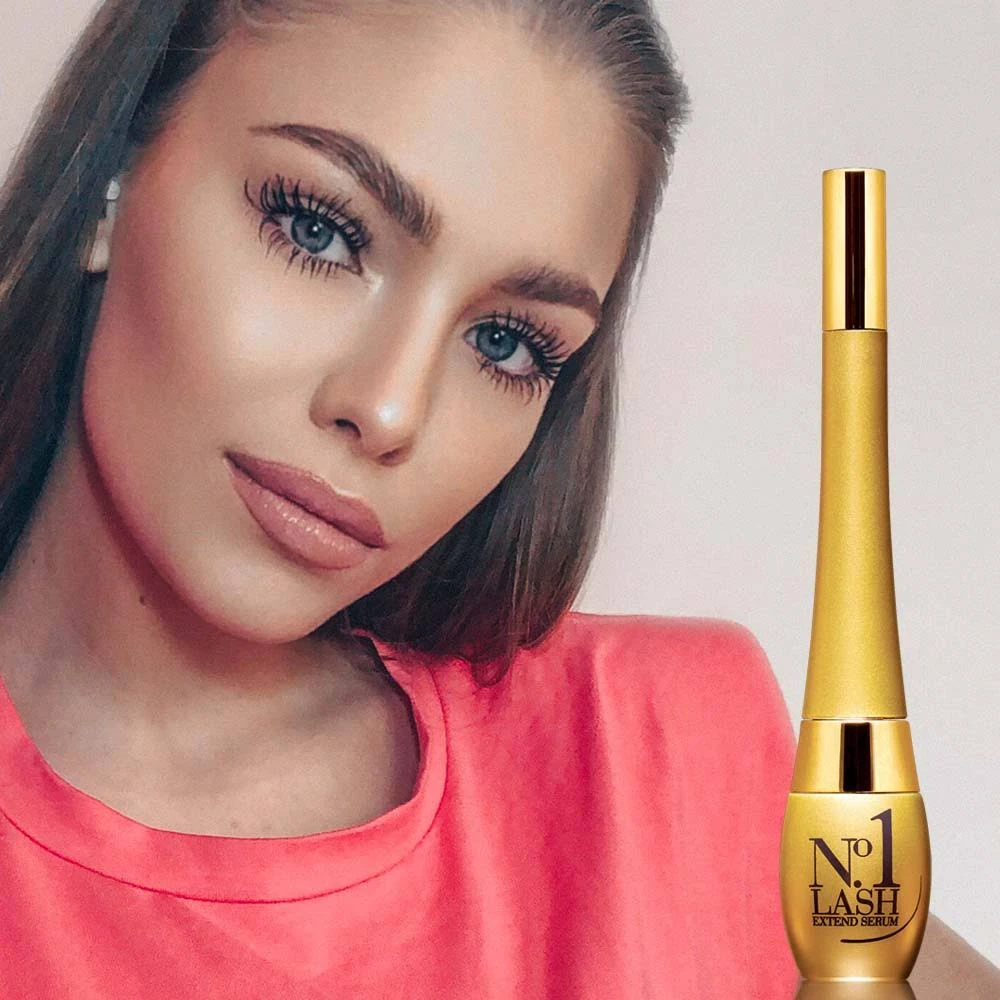 Žena s dlouhými a hustými řasami po použití séra Di Angelo No1 Lash. Vedle ní je zobrazená lahvička séra v elegantním zlatém designu.