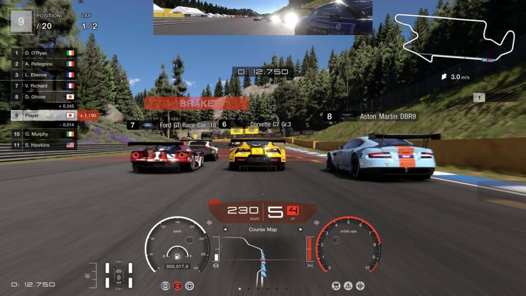Pohled z kokpitu na intenzivní závodní scénu ve hře Gran Turismo 7, zobrazující hustý peloton závodních vozů včetně Corvette a Aston Martin na závodním okruhu.