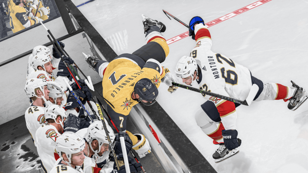 Dynamický moment v hokejovém zápase NHL 2024, kde hráči z týmů Vegas Golden Knights a Florida Panthers bojují o puk u mantinelu.