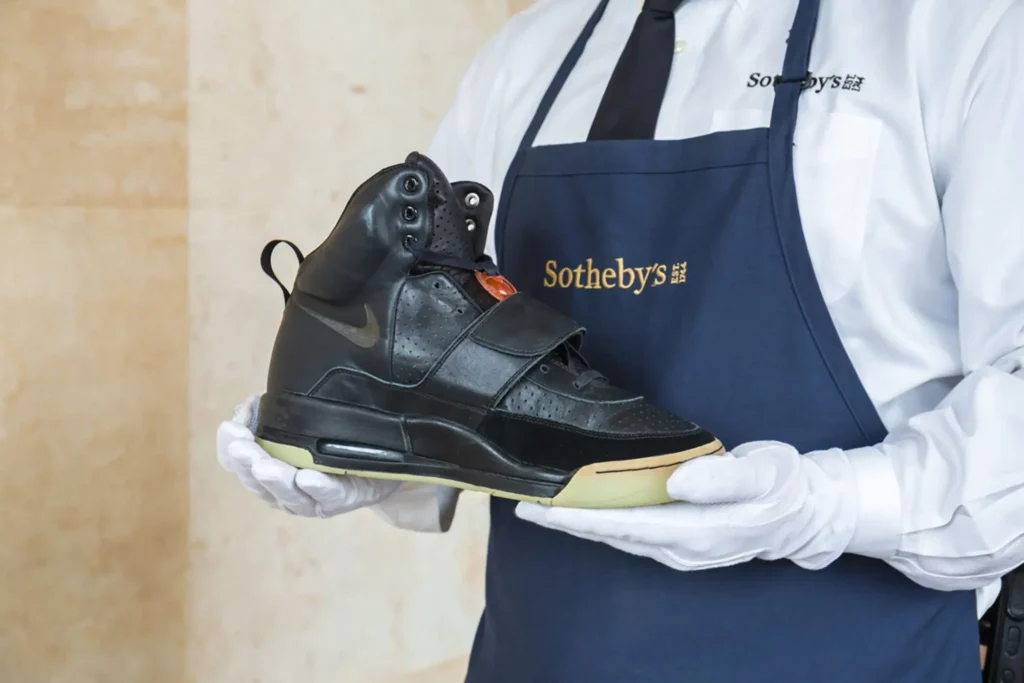 Tenisky Nike Air Yeezy, navržené Kanye Westem, jsou jedny z nejdražších bot na světě s hodnotou $1.8 milionu dolarů. Tento konkrétní pár byl prodán na aukci Sotheby’s a je známý svým jedinečným designem a historickým významem.