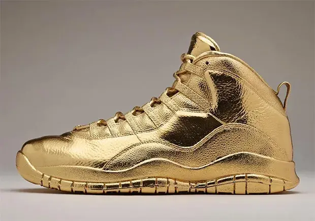 Zlaté tenisky Solid Gold OVO x Air Jordans, vytvořené ve spolupráci mezi rapperem Drakem a Jordanem, jsou vyrobené z 24karátového zlata. Tyto exkluzivní tenisky váží 50 liber každá a jejich hodnota je $2 miliony.