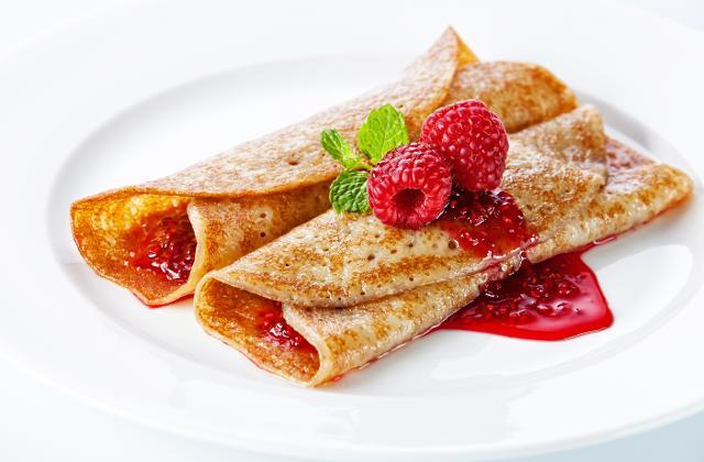 Palačinky s jahodovým džemem a malinami