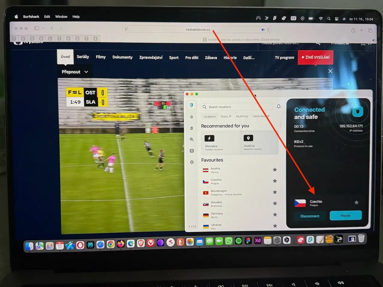 MacBook s aktivní SurfShark VPN, díky které sleduju české pořady na iVysílání i mimo Česko.