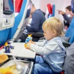 Jak zabavit děti v letadle? Od batolat po teenagery