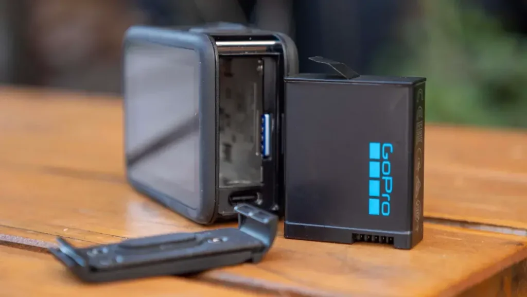 Kamera GoPro Hero 13 Black 2 | Venclíkovi.cz GoPro Hero 13 Black - Baterie a Slot: Otevřený slot pro baterii u kamery GoPro Hero 13 Black s vyjmutou baterií vedle kamery.