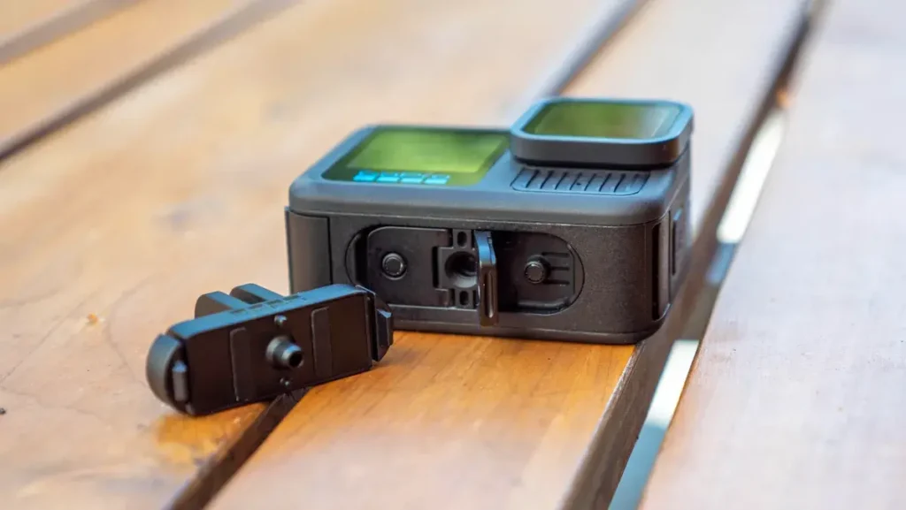 Kamera GoPro Hero 13 Black 3 | Venclíkovi.cz GoPro Hero 13 Black - Montážní základna: Spodní pohled na GoPro Hero 13 Black s odnímatelným montážním držákem pro připojení ke stativu nebo dalšímu příslušenství.