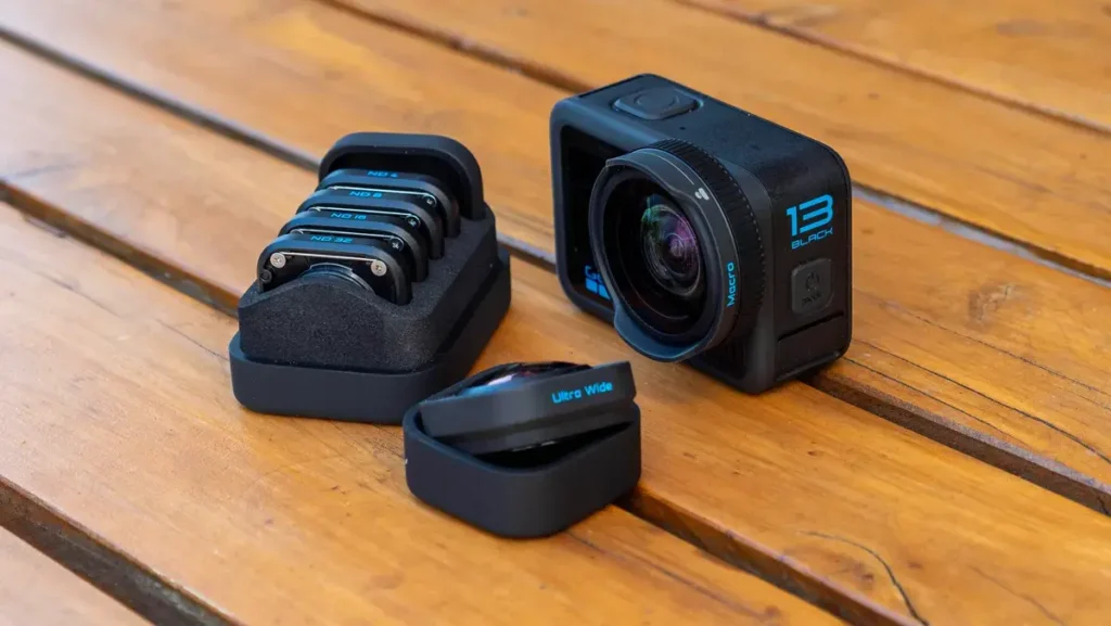 Kamera GoPro Hero 13 Black 4 | Venclíkovi.cz GoPro Hero 13 Black - Příslušenství a filtry: Kamera GoPro Hero 13 Black s příslušenstvím včetně různých ND filtrů a makro čočky.