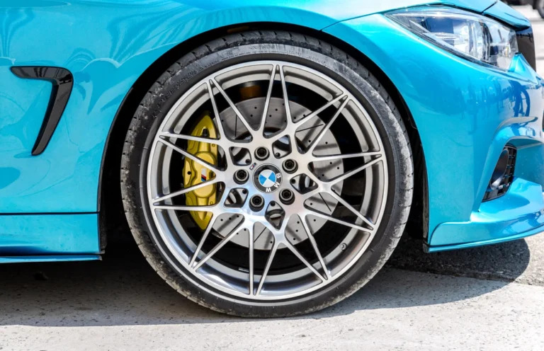 Nízkoprofilové vs. vysokoprofilové pneumatiky: Jaké zvolit?