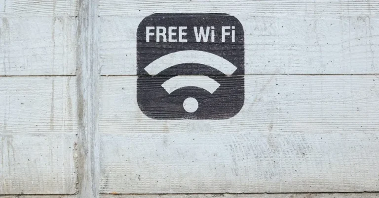 Veřejná WiFi v Praze zdarma: Pozor na viry a únik dat! 🛜