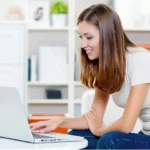 Psaní na počítači vs. mobilu: Která ruka pracuje víc?