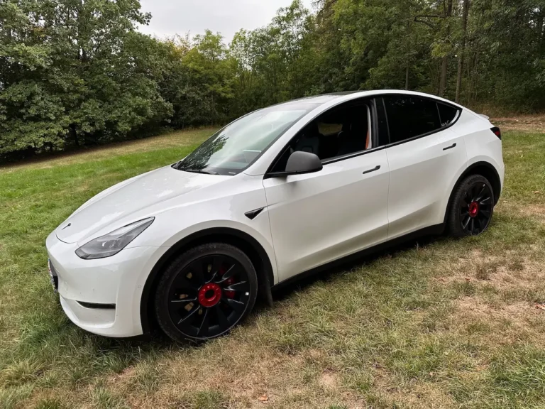 Reálný dojezd Tesla Model Y na 21″ kolech po ujetí 44.000 km