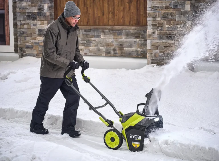 Úklid sněhu lopatou? Zkuste bateriové sněhové frézy s AKU ❄️