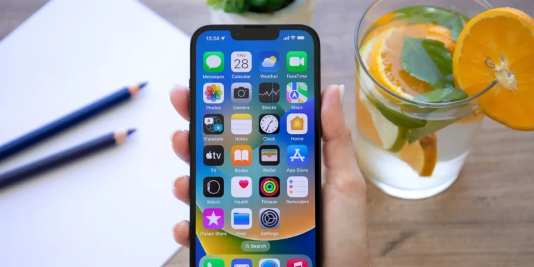 Jak skrýt názvy aplikací pod ikonami iPhone či iPad iOS 18