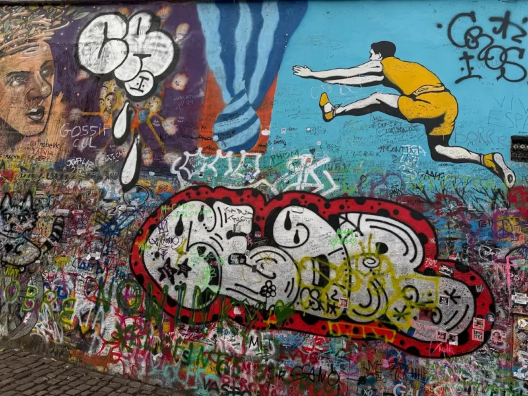 Lennonova zeď: Symbol svobody v srdci Prahy