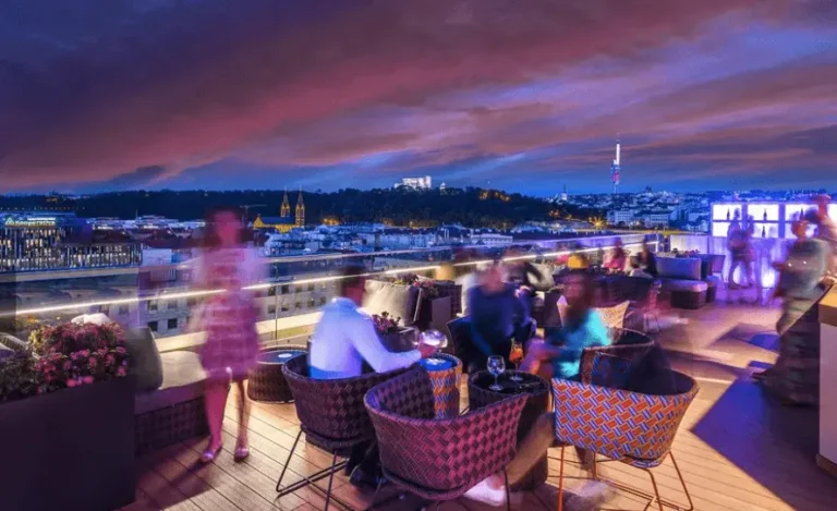 8 nejlepších střešních (rooftop) barů a restaurací v Praze