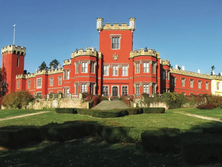 Hrádek u Nechanic: Perla anglické novogotiky v srdci Čech