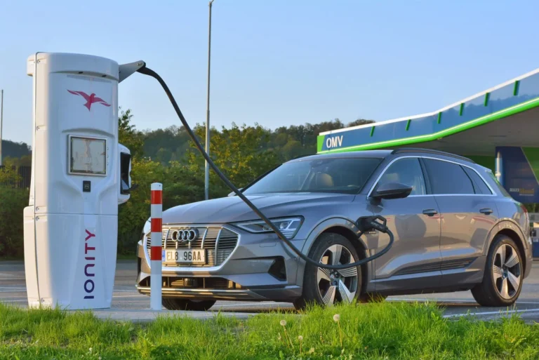 Rychlost nabíjení elektroaut 300 kW a více: Má to smysl?