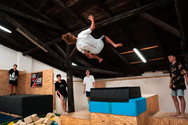 Parkour: Co to je, jak začít a ovládnout nejlepší triky?