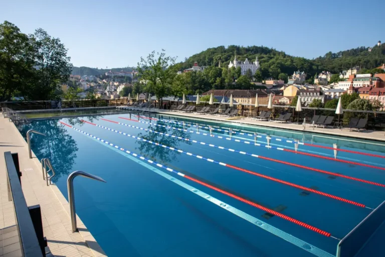 Co dělat s dětmi v Karlových Varech? Zkuste bazén Thermal!