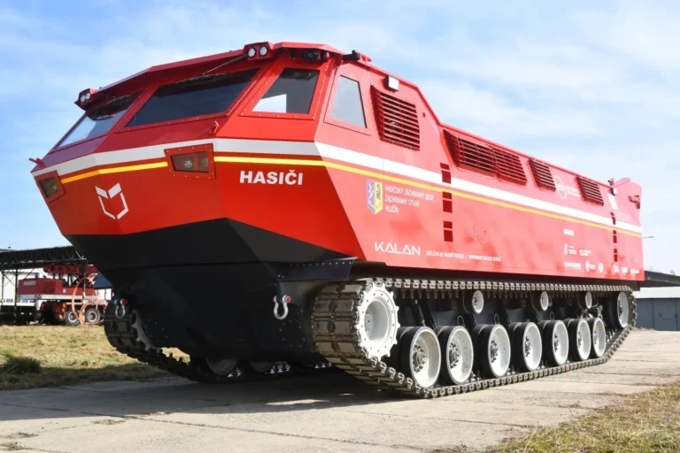 Hasičský KALAN: Český obr, co hasí, plave a zachraňuje životy