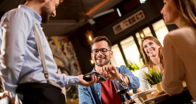 Dýško v restauraci? Etiketa, tipy, realita kolik necháváme?