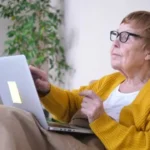 Když se snažíš vysvětlit babičce, jak funguje internet