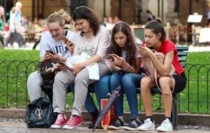 Dropni mi to do zpráv aneb když čeština tančí s angličtinou