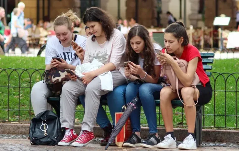 Dropni mi to do zpráv aneb když čeština tančí s angličtinou