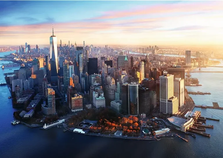 Manhattan: Svět mezi nebesy a ulicemi, který Vás pohltí