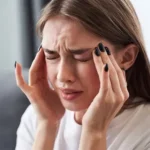 Proč ženy trpí migrénou častěji než muži? Příčiny a léčba