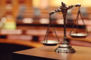 Když se soudy zblázní! Tři roky natvrdo za převod z účtu zesnulé manželky?