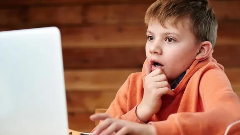 Když děti začnou googlit „zakázaná témata“. Co s tím dělat?