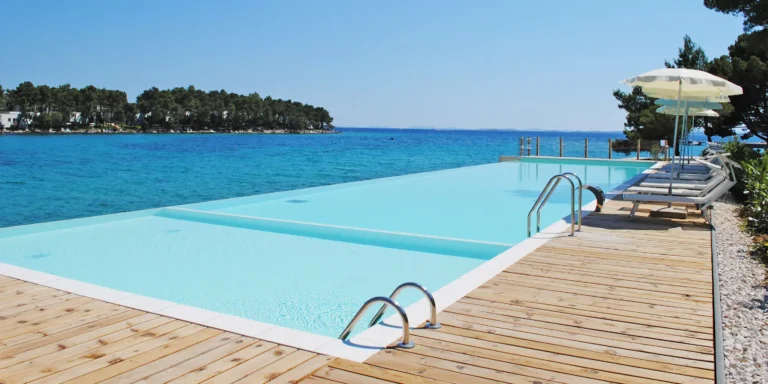 TIP #57: Moře, bazén, snídaně? Crvena Luka Resort Chorvatsko