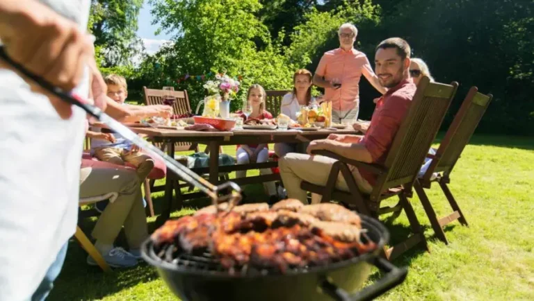 Jak uspořádat legendární grilovací párty? Tipy, dekorace, playlist a zábava pro všechny