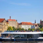 Nevíte co dělat v Praze? Plavba lodí po Vltavě vás nadchne!