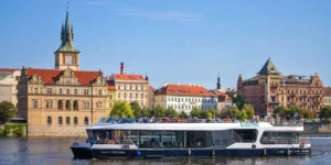Nevíte co dělat v Praze? Plavba lodí po Vltavě vás nadchne!