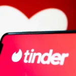 Tinder a změna polohy: Co funguje, co ne a co je o „hubu“?