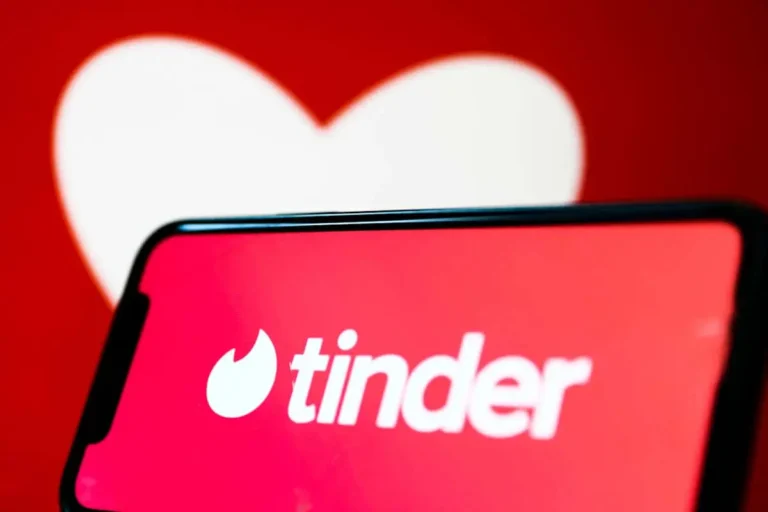 Tinder a změna polohy: Co funguje, co ne a co je o „hubu“?