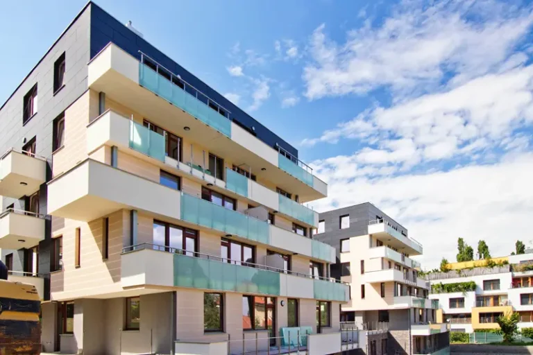 Realitní šílenství v Praze: Hypotéka, makléři a kompromisy