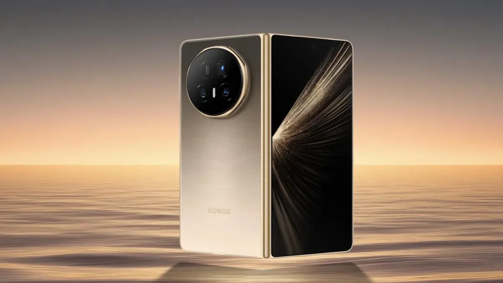 Skládací telefon Honor Magic V3 v elegantní zlaté barvě s velkým vnějším displejem a trojitým fotoaparátem, zasazený do stylového západu slunce nad hladinou vody.