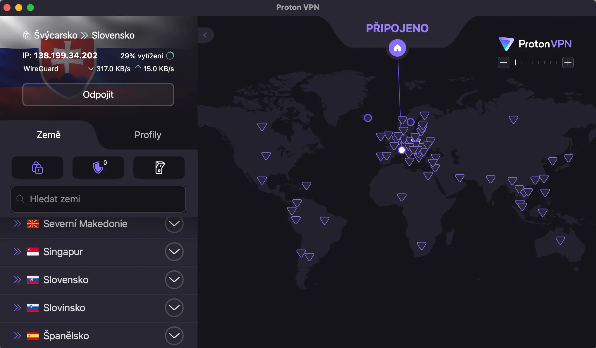 Aplikace Proton VPN v českém jazyce, která je připojena k serveru na Slovensku s IP adresou 138.199.34.202. Zobrazení ukazuje, že připojení je vedeno přes server ve Švýcarsku, což značí využití funkce Secure Core. V pozadí je vidět mapa světa s VPN servery.